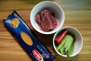 黑椒牛肉炒意面的做法步骤：1