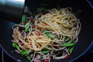 黑椒牛肉炒意面的做法步骤：8