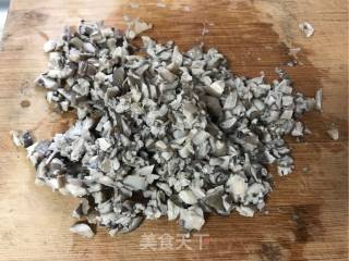 韭菜蘑菇鲜肉包的做法步骤：4