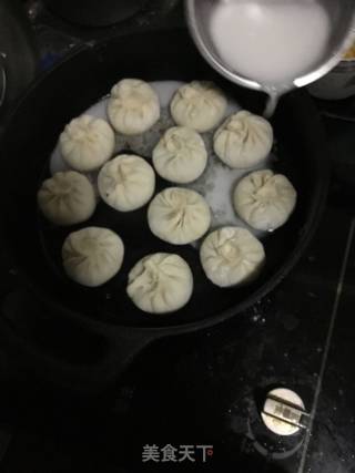 色香诱人的生煎包的做法步骤：12