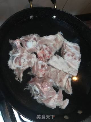 比饭店好吃一万倍的“炖羊蝎子”的做法步骤：2