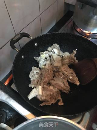 比饭店好吃一万倍的“炖羊蝎子”的做法步骤：3