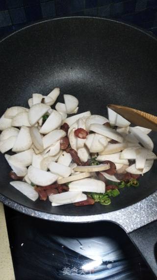 工作便当????——杏鲍菇炒香肠的做法步骤：5