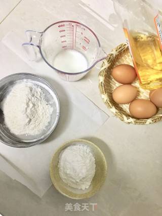 新年戚风蛋糕的做法步骤：1