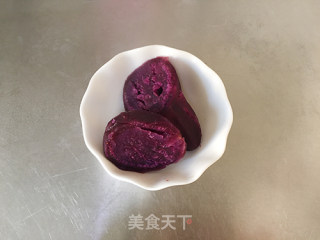 紫薯肉松吐司卷的做法步骤：1