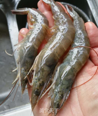 丝瓜鲜虾汤的做法步骤：1
