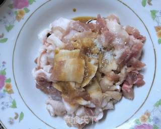 砂锅炒五花肉的做法步骤：2