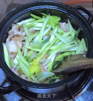 砂锅炒五花肉的做法步骤：5