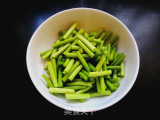 蒜苔木耳炒小河虾的做法步骤：2