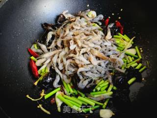 蒜苔木耳炒小河虾的做法步骤：9