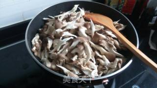 鸡腿菇炒无花肉片的做法步骤：2