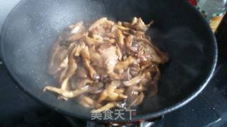 鸡腿菇炒无花肉片的做法步骤：4