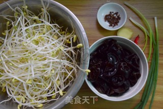 木耳炒豆芽的做法步骤：1