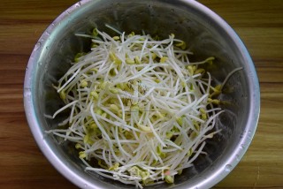 木耳炒豆芽的做法步骤：2