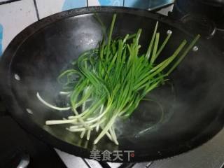 凉拌菜一一蛋丝拌韭菜的做法步骤：1