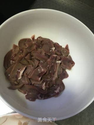 猪腰炒土豆条的做法步骤：1