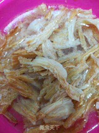 茶树菇香菇瘦肉焖腐竹的做法步骤：2