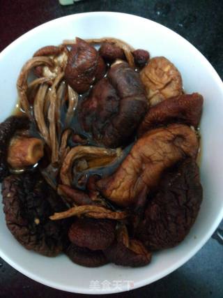茶树菇香菇瘦肉焖腐竹的做法步骤：3