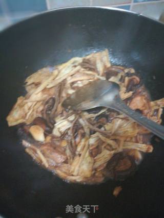 茶树菇香菇瘦肉焖腐竹的做法步骤：4