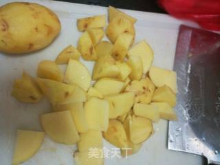 猪肉烧土豆的做法步骤：1