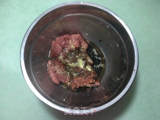 猪肉韭菜馅锅贴的做法步骤：2