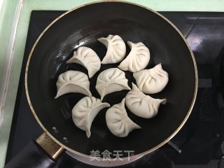 猪肉韭菜馅锅贴的做法步骤：16