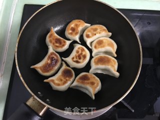 猪肉韭菜馅锅贴的做法步骤：20