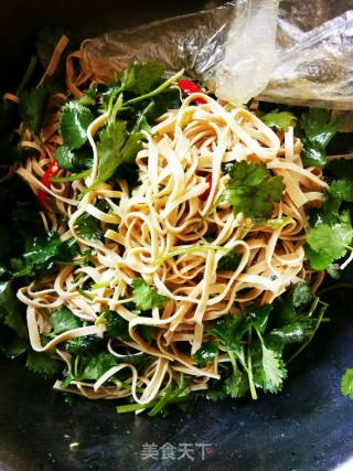 香菜拌豆皮的做法步骤：6