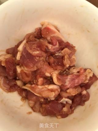 蒜苗炒肉的做法步骤：1