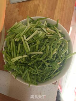蒜苗炒肉的做法步骤：2