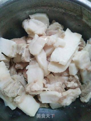 三椒炒肉的做法步骤：1