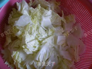 白菜炒木耳的做法步骤：1