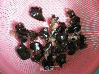 白菜炒木耳的做法步骤：2