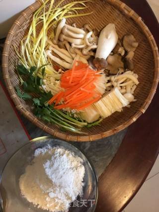什菇杂菌疙瘩汤的做法步骤：1