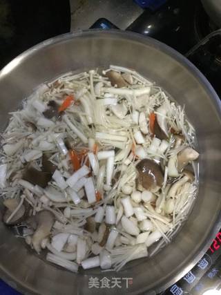 什菇杂菌疙瘩汤的做法步骤：3