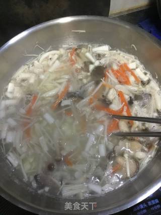 什菇杂菌疙瘩汤的做法步骤：4