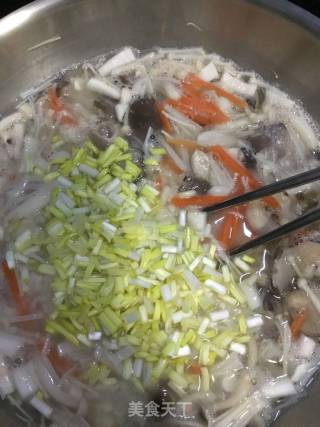 什菇杂菌疙瘩汤的做法步骤：5