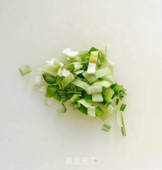 五花肉炒蒜黄的做法步骤：3