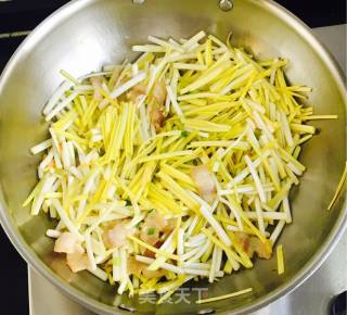 五花肉炒蒜黄的做法步骤：6