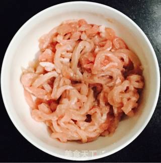 木鱼花皮蛋瘦肉粥的做法步骤：3
