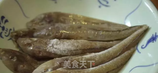 菜脯炒淡角鱼的做法步骤：1