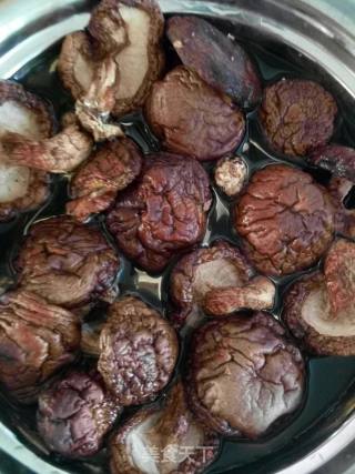 香菇炒西兰花的做法步骤：1