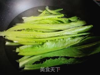浇汁儿油麦菜的做法步骤：1