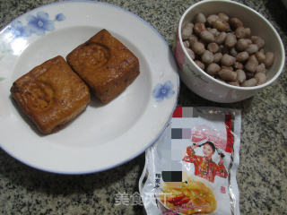 榨菜香干炒花生米的做法步骤：1