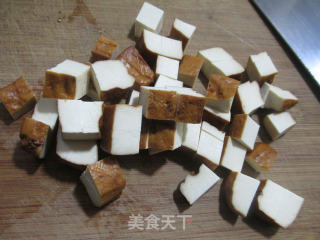 榨菜香干炒花生米的做法步骤：2