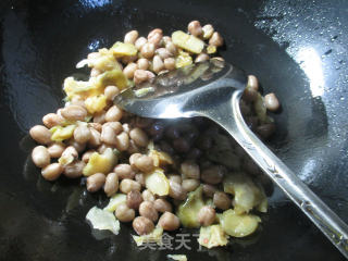 榨菜香干炒花生米的做法步骤：3