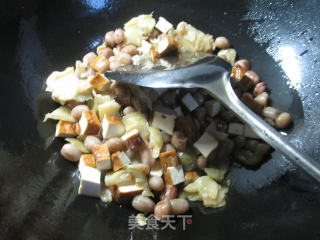 榨菜香干炒花生米的做法步骤：4