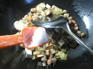 榨菜香干炒花生米的做法步骤：5