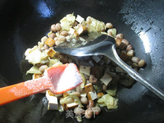 榨菜香干炒花生米的做法步骤：6