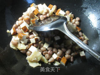 榨菜香干炒花生米的做法步骤：7